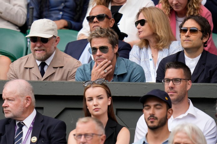 El actor Brad Pitt, al centro, sentado en las gradas de la cancha central para la final de individuales masculinos entre el español Carlos Alcaraz y el serbio Novak Djokovic. Foto La Hora: AP