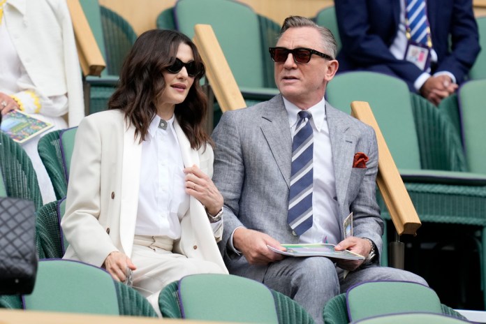 El actor Daniel Craig y su esposa, la actriz Rachel Weisz, se sientan en el palco real de la cancha central para la final de individuales masculinos entre el español Carlos Alcaraz y el serbio Novak Djokovic. Foto La Hora: AP