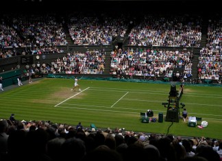 El serbio Novak Djokovic regresa al español Carlos Alcaraz en la final de individuales masculinos en el día catorce del campeonato de tenis de Wimbledon en Londres. Foto La Hora: AP.