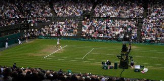 El serbio Novak Djokovic regresa al español Carlos Alcaraz en la final de individuales masculinos en el día catorce del campeonato de tenis de Wimbledon en Londres. Foto La Hora: AP.
