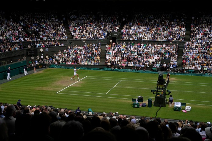 El serbio Novak Djokovic regresa al español Carlos Alcaraz en la final de individuales masculinos en el día catorce del campeonato de tenis de Wimbledon en Londres. Foto La Hora: AP.