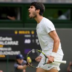 Carlos Alcaraz grita tras ganar un punto ante Novak Djokovic durante la final masculina de Wimbledon en Londres.
