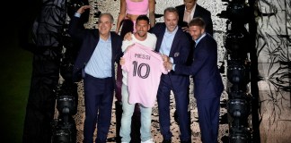 Lionel Messi con el dorsal 10 saluda a los hinchas durante su presentación como jugador del Inter Miami, el domingo 16 de julio de 2023, en Fort Lauderdale, Florida.