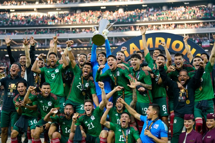 Jugadores de México celebran con el trofeo tras ganar la Copa Oro CONCACAF al vencer en la final a Panamá.