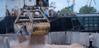 Trabajadores cargan grano en un puerto en Izmail, Ucrania, el 26 de abril de 2023. Rusia anunció el lunes 17 de julio que paralizaba su participación en el acuerdo de guerra que permitía exportar grano ucraniano, en un revés a la seguridad alimentaria global.