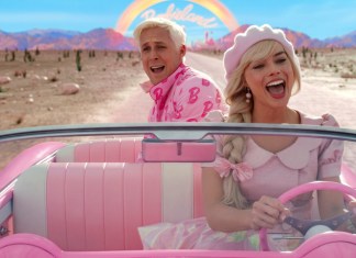 Ryan Gosling, izquierda, y Margot Robbie en una escena de "Barbie" en una imagen proporcionada por Warner Bros. Pictures.