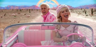Ryan Gosling, izquierda, y Margot Robbie en una escena de "Barbie" en una imagen proporcionada por Warner Bros. Pictures.