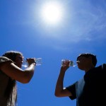 Personas tratan de protegerse del calor en Phoenix