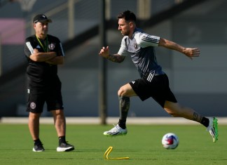 Lionel Messi (derecha) participa en un entrenamiento del Inter Miami ante la mirada del técnico Gerardo Martino, el martes 18 de julio de 2023, en Fort Lauderdale, Florida.