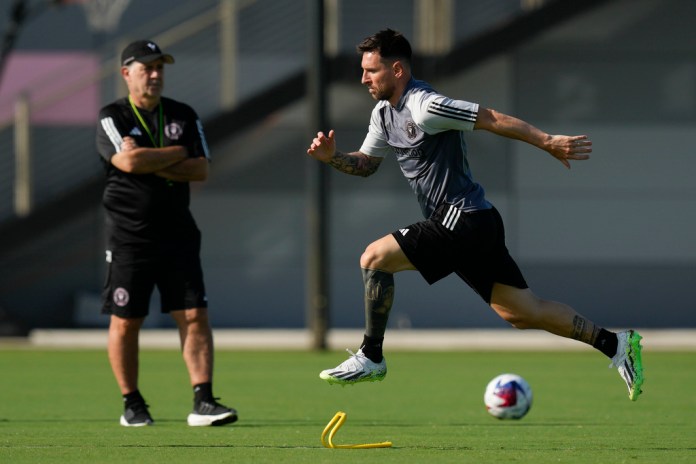 Lionel Messi (derecha) participa en un entrenamiento del Inter Miami ante la mirada del técnico Gerardo Martino, el martes 18 de julio de 2023, en Fort Lauderdale, Florida.
