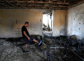 Un hombre revisa su casa calcinada por un incendio en Mandra, al oeste de Atenas.