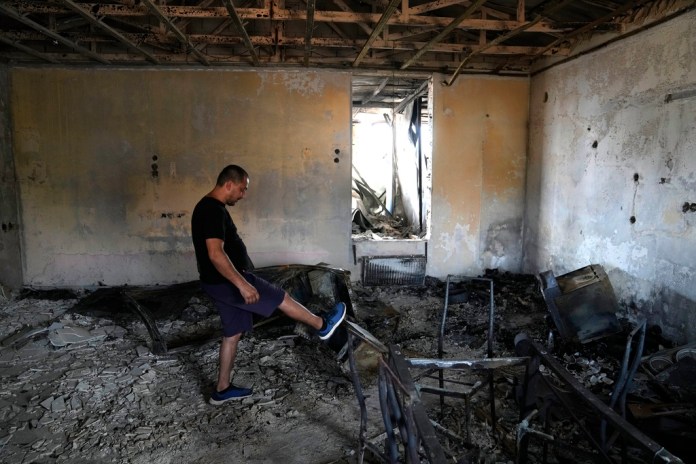 Un hombre revisa su casa calcinada por un incendio en Mandra, al oeste de Atenas.