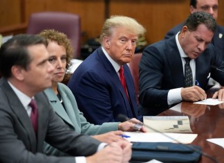 El expresidente Donald Trump ocupa la mesa de la defensa con sus abogados en una corte en Manhattan, 4 de abril de 2023. Foto: AP /Seth Wenig / La Hora.