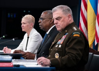 El secretario de Defensa de Estados Unidos, Lloyd Austin (centro), junto al presidente del Estado Mayor Conjunto, el general Mark Milley, y la subsecretaria de Defensa para Asuntos de Seguridad Internacional, Celeste Wallander, durante una reunión virtual con el grupo de contacto de defensa de Ucrania en el Pentágono, Washington.