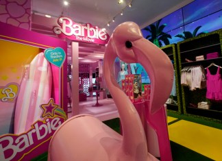 Mercancía de temática de Barbie se exhibe en una sección especial en Bloomingdale's, en Nueva York, el jueves 20 de julio de 2023. Previo al estreno de la película "Barbie", su empresa matriz Mattel ha creado un bombardeo de mercadotecnia de productos con más de 100 marcas.