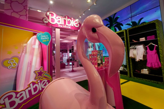 Mercancía de temática de Barbie se exhibe en una sección especial en Bloomingdale's, en Nueva York, el jueves 20 de julio de 2023. Previo al estreno de la película 
