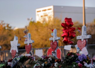 Memorial afuera de la escuela secundaria Marjory Stoneman Douglas, donde 17 estudiantes y profesores fueron asesinados en Parkland, Florida, el 19 de febrero de 2018.