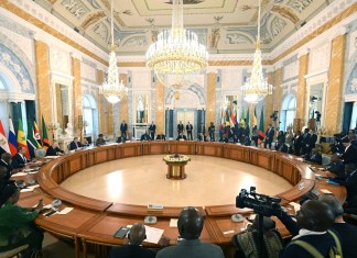 En esta imagen de archivo, distribuida por la agencia noticiosa RIA Novosti, el presidente de Rusia, Vladímir Putin (izquierda), se reúne con una delegación de líderes y altos cargos africanos en San Petersburgo, Rusia.