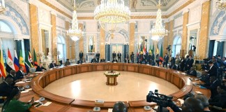 En esta imagen de archivo, distribuida por la agencia noticiosa RIA Novosti, el presidente de Rusia, Vladímir Putin (izquierda), se reúne con una delegación de líderes y altos cargos africanos en San Petersburgo, Rusia.