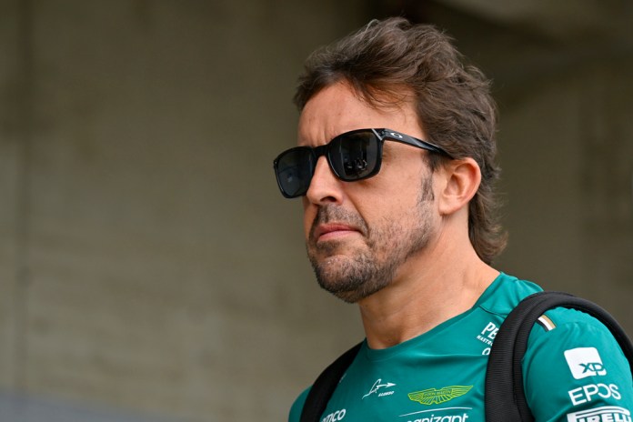 El español Fernando Alonso de Aston Martin llega al paddock para la primera sesión de prácticas antes del Gran Premio de Hungría el viernes 21 de julio del 2023.
