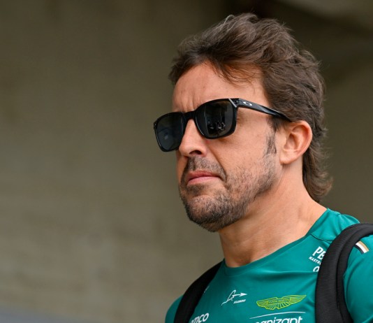 El español Fernando Alonso de Aston Martin llega al paddock para la primera sesión de prácticas antes del Gran Premio de Hungría el viernes 21 de julio del 2023.