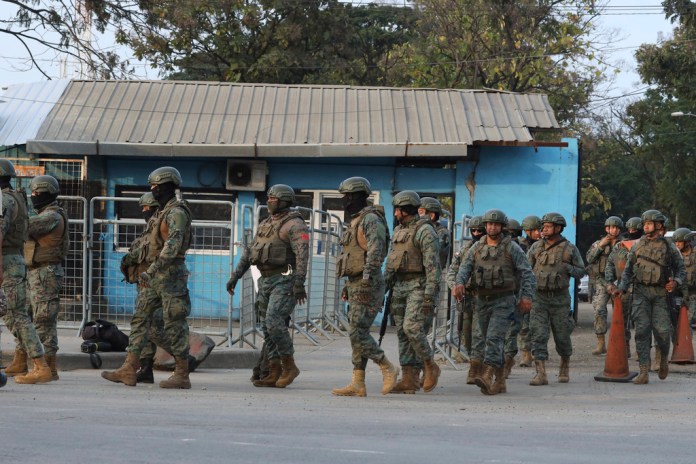 Soldados salen de la penitenciaría del Litoral tras tomar el control de la misma luego de un motín, el domingo 23 de julio de 2023, en Guayaquil, Ecuador.