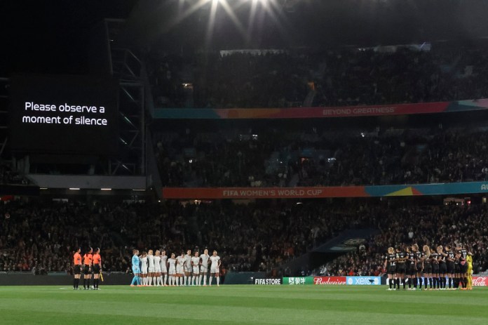 Jugadoras aguardan minuto de silencio por las victimas en el tiroteo registrado en Auckland previo al partido de la Copa Mundial de Fútbol Femenino entre Nueva Zelanda y Noruega, en Auckland, Nueva Zelanda. Jueves 20 de julio de 2023.