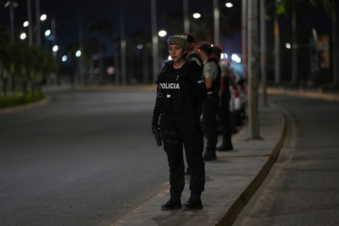 La policía vigila el inicio del toque de queda decretado por el presidente de Ecuador, Guillermo Lasso, para tratar de reducir la ola de violencia en Manta