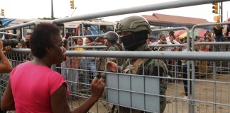 Una mujer pide información tras los enfrentamientos con muertos en la Penitenciaría del Litoral de Guayaquil, Ecuador
