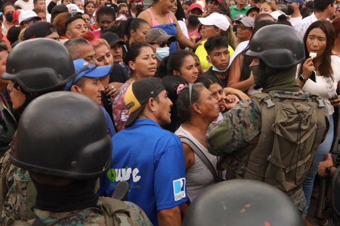 Amigos y familiares de presos esperan noticias de sus seres queridos tras los enfrentamientos con muertos en la Penitenciaría del Litoral de Guayaquil, Ecuador