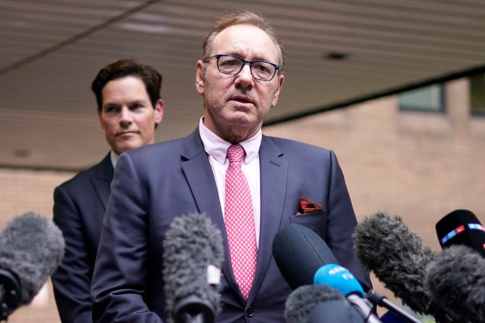 El actor Kevin Spacey se dirige a los medios de comunicación frente al Tribunal de la Corona en Southwark, Londres, el miércoles 26 de julio de 2023. 