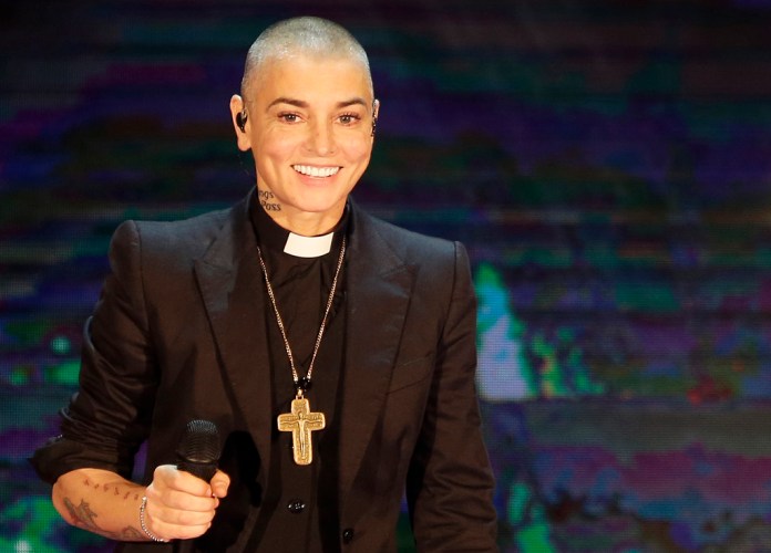 La cantante irlandesa Sinead O'Connor se presenta durante el programa de televisión estatal italiano RAI "Che Tempo che Fa", en Milán, Italia, el 5 de octubre de 2014.