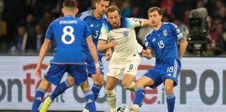 El inglés Harry Kane pelea pr el balón con el italiano Nicolo Barella durante el encuentro de clasificación a la Euro 2024 en el Grupo C