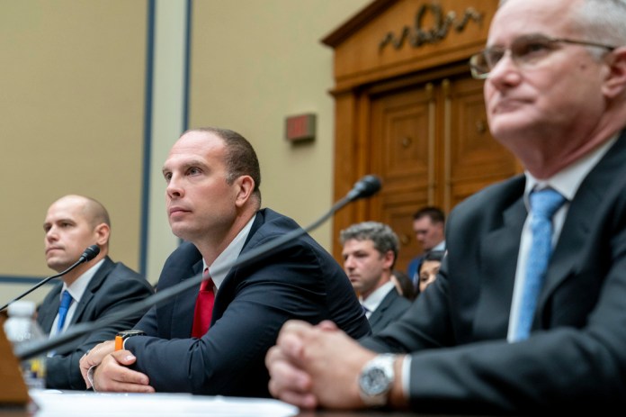 Ryan Graves, director ejecutivo de Safe Aerospace; el mayor retirado de la Fuerza Aérea estadounidense, David Grusch, y el comandante retirado de la armada estadounidense, David Fravor, de izquierda a derecha, testifican durante una audiencia sobre ovnis