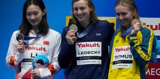 La medallista de plata china Li Bingjie junto la ganadora de la prueba de los 800 metros libres, la estadounidense Katie Ledecky y la australiana Ariarne Titmus, quien fue bronce celebran en la ceremonia de entrega de medallas del Campeonato Mundial en Fukuoka, Japón