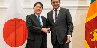 El ministro de Asuntos Exteriores de Japón, Yoshimasa Hayashi (izquierda), estrecha la mano de su homólogo de ceilandés Ali Sabry, luego de su reunión en Colombo, Sri Lanka.