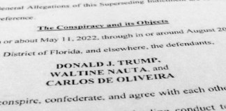 Foto del 27 de julio de 2023 de la acusación contra el expresidente Donald Trump, Walt Nauta y Carlos De Oliveira, por el caso de los archivos secretos hallados en la residencia de Trump en Florida.