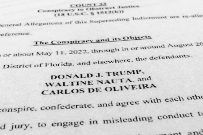 Foto del 27 de julio de 2023 de la acusación contra el expresidente Donald Trump, Walt Nauta y Carlos De Oliveira, por el caso de los archivos secretos hallados en la residencia de Trump en Florida.