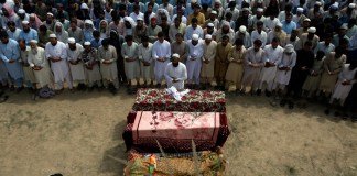 Familiares y otros dolientes oran en el funeral de víctimas de un atentado suicida en un mitin electoral ocurrido en la víspera, en la provincia de Khyber Pakhtunkhwa, Pakistán, el lunes 31 de julio de 2023.
