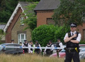 Autoridades rodean un colegio en Londres, Inglaterra.
