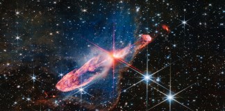 El Telescopio Espacial 'James Webb' de la NASA/ESA/CSA ha capturado en una imagen de alta resolución en luz infrarroja cercana las "travesuras" de un par de estrellas jóvenes