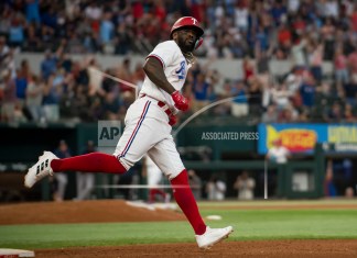 Adolis García de los Rangers de Texas en el juego de béisbol en contra de los Astros de Houston, en Arlington, Texas.