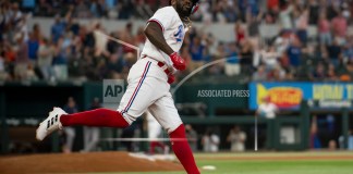 Adolis García de los Rangers de Texas en el juego de béisbol en contra de los Astros de Houston, en Arlington, Texas.