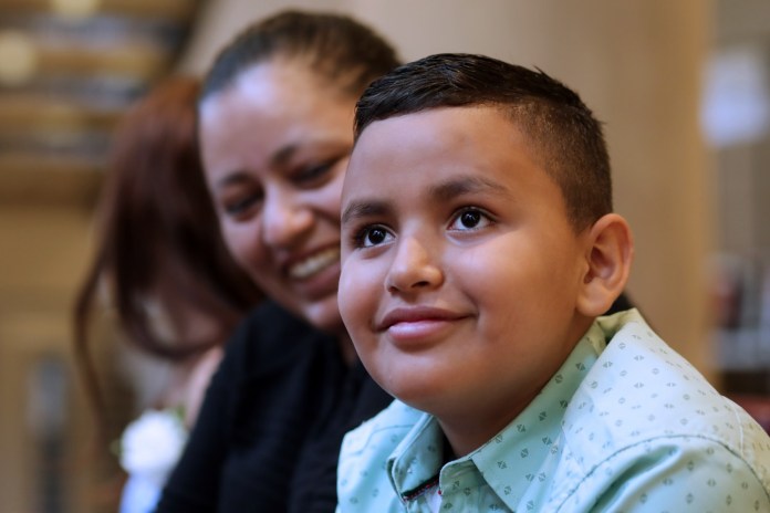 Eliezer Liscano sonríe después de la ceremonia de graduación de la Escuela Bloomingdale en la Ciudad de Nueva York