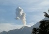 en horas de la madrugada el volcán Santiaguito mantuvo incandescencia en el cráter. Foto: CONRED.