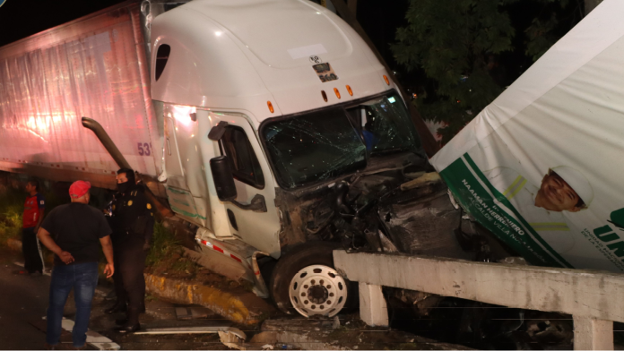 Un vehículo del transporte pesado colisiona contra un pickup en el kilómetro 13 Ruta al Pacífico.