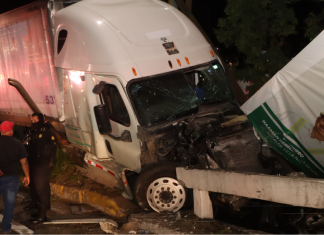 Un vehículo del transporte pesado colisiona contra un pickup en el kilómetro 13 Ruta al Pacífico.