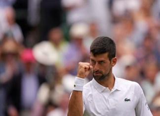 El serbio Novak Djokovic reacciona tras superar al polaco Hubert Hurkacz en la cuarta ronda de Wimbledon