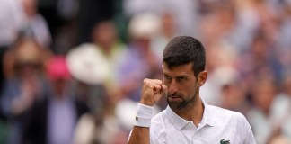 El serbio Novak Djokovic reacciona tras superar al polaco Hubert Hurkacz en la cuarta ronda de Wimbledon