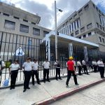 Foto de archivo, 13 de julio de 2023. Agentes de la Policía Nacional Civil (PNC) resguardan el edificio del Ministerio Público.
